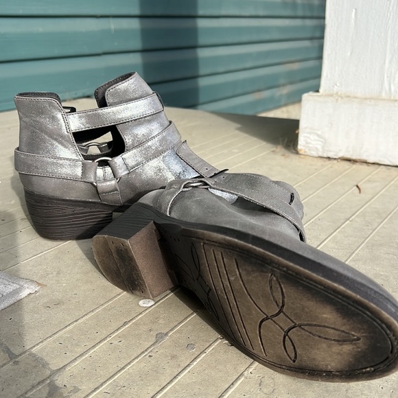 Born in California. Size 8.5 - Picture 3 of 3